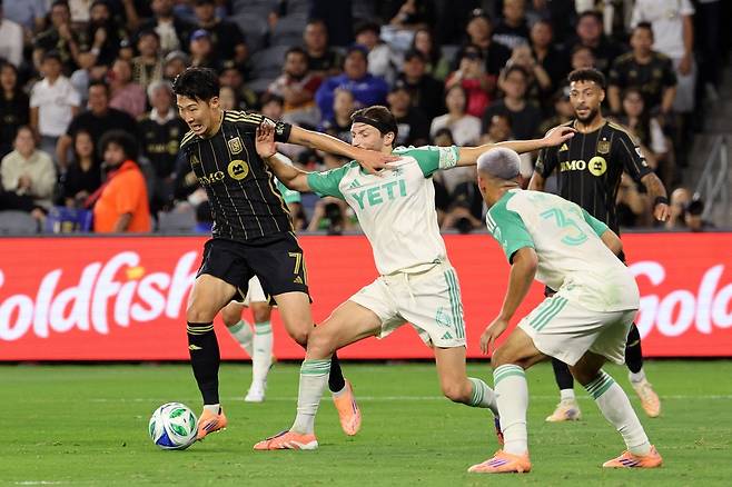 LAFC 손흥민(왼쪽)이 30일 미국 캘리포니아주 LA BMO스타디움에서 열린 2025 MLS컵 플레이오프(PO) 1라운드(3전2승제) 1차전에서  오스틴FC 선수들을 상대로 드리블 돌파를 시도하고 있다. 로스앤젤레스| AFP연합뉴스