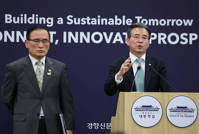 김용범 대통령실 비서실장(오른쪽)이 지난 29일 경북 경주 APEC 국제미디어센터에서 한미 관세협상 관련 브리핑을 하고 있다. 왼쪽은 위성락 국가안보실장. 경주|김창길 기자