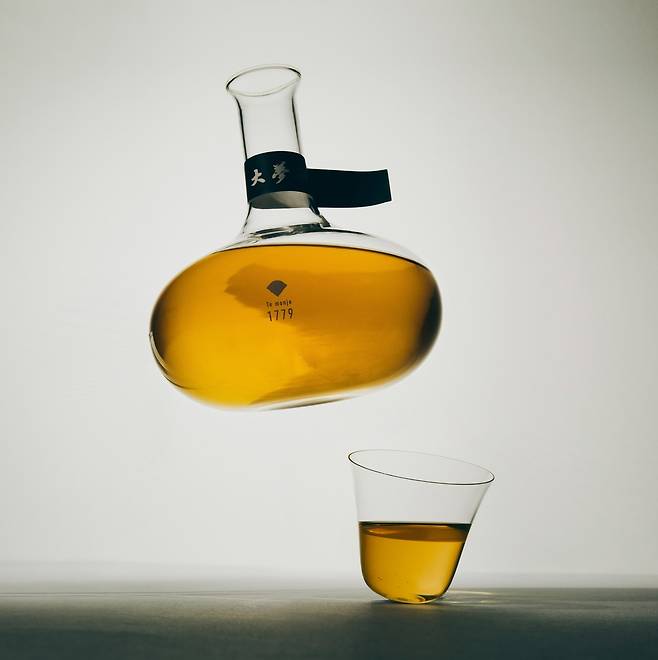 Daemongjae 1779 is a small-batch Korean rice wine brewed in Gyeongju using locally grown glutinous rice and traditional fermentation techniques, named after the year a prominent scholarly household first settled in the region and began brewing ancestral liquors. (Gyeongju City)