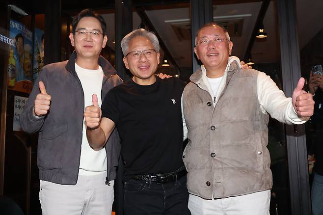From left: Samsung Electronics Chairman Lee Jae-yong, Nvidia CEO Jensen Huang and Hyundai Motor Group Executive Chair Chung Euisun pose for a photo after wrapping up a meeting at a fried chicken restaurant in Samseong-dong, Seoul, on Thursday. (Pool photo via Yonhap)