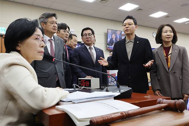 Choi Min-hee, chair of the National Assembly’s Committee on Science, ICT, Broadcasting and Communications, listens as opposition People Power Party lawmakers including Choi Soo-jin call for her resignation during a comprehensive audit of the Ministry of Science and ICT at the National Assembly in Yeouido, Seoul, on Oct. 29. [YONHAP]