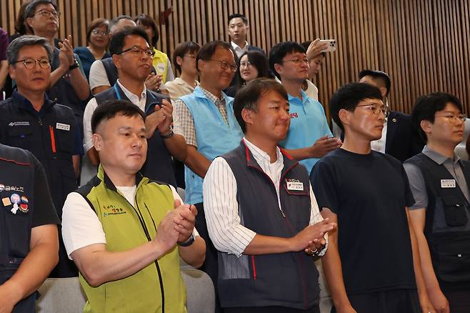 Members of the Korean Confederation of Trade Unions, including its chief Yang Kyung-soo, celebrate after the passage of the “Yellow Envelope Bill” — an amendment to the Labor Union and Labor Relations Adjustment Law — during a plenary session at the National Assembly on Aug. 24. [YONHAP]