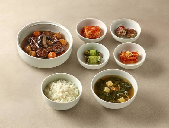 U.S. beef short ribs with side dishes and Gyeongju rice served during the luncheon between President Lee Jae Myung and U.S. President Donald Trump at the Gyeongju National Museum in North Gyeongsang on Oct. 29. [PRESIDENTIAL OFFICE]