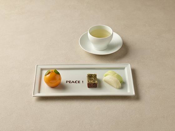 This photo provided by the Korean presidential office shows the "peacemaker" dessert served during the luncheon between President Lee Jae Myung and U.S. President Donald Trump at the Gyeongju National Museum in Gyeongju, North Gyeongsang, on Oct. 29. [PRESIDENTIAL OFFICE]