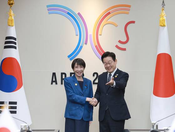 Korean President Lee Jae Myung, right, and new Japanese Prime Minister Sanae Takaichi shake hands ahead of their first bilateral talks on the margins of the APEC gathering in Gyeongju, North Gyeongsang, on Oct. 30. [JOINT PRESS CORPS]