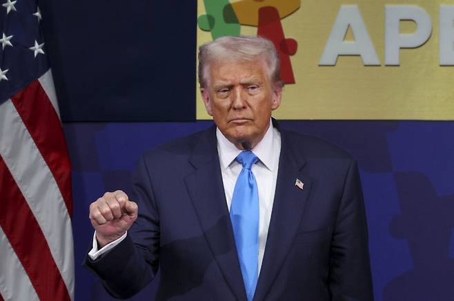 도널드 트럼프 미국 대통령이 29일 경북 경주 예술의전당에서 열린 ‘2025 아시아태평양경제협력체 최고경영자 서밋(APEC CEO SUMMIT)’에서 연설을 마친 후 주먹을 쥐고 있다. 사진공동취재&nbsp;