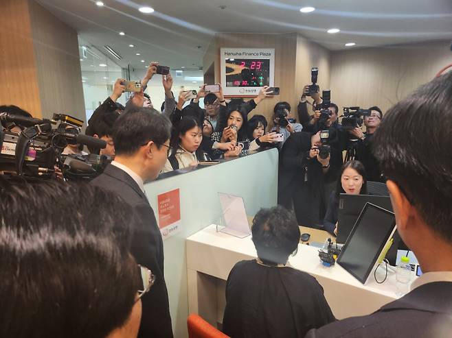 고객이 상담창구에서 유동화 절차와 수령 방식에 대한 설명을 듣고 있다.