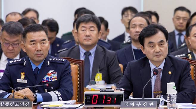 안규백 국방부 장관(오른쪽)과 진영승 합동참모의장이 30일 국회에서 열린 국방위원회 2025년도 종합 국정감사에 출석해 의원 질의를 듣고 있다. 연합뉴스