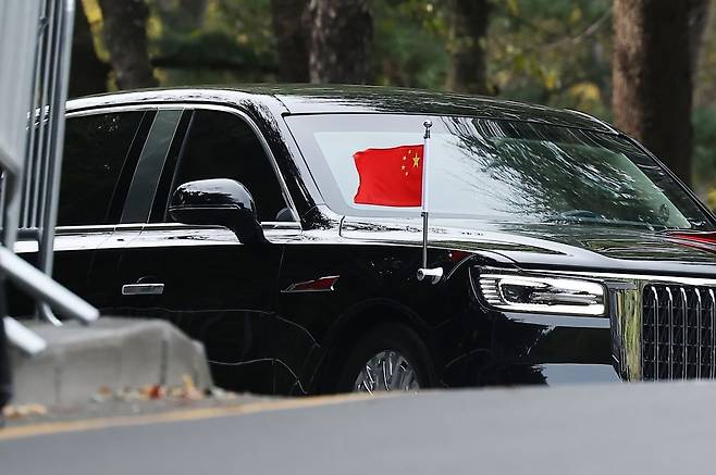 경주 APEC 정상회의 참석을 위해 국빈방한한 시진핑 중국 국가주석이 탄 것으로 추정되는 차량이 30일 APEC정상회의가 열리는 경북 경주시 한 도로를 통과하고 있다. 연합뉴스