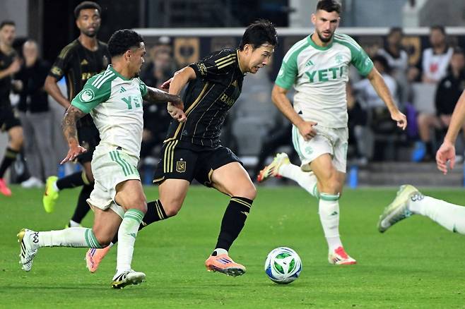 LAFC 손흥민(가운데)이 30일(한국시간) 미국 로스앤젤레스 BMO 스타디움에서 열린 오스틴FC와의 2025 MLS컵 플레이오프 서부 콘퍼런스 1라운드 1차전에서 수비를 피해 드리블하고 있다. AP연합뉴스