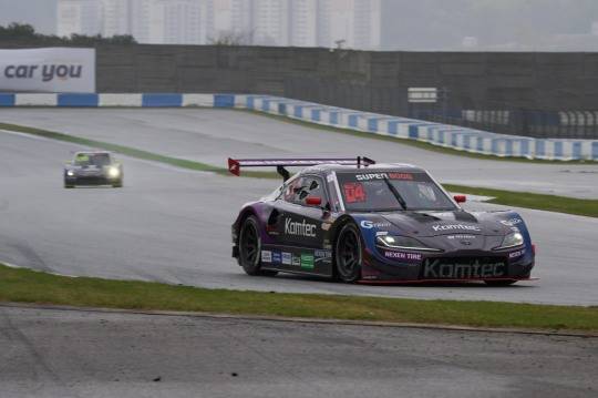 서킷을 질주하는 레이싱카. 사진[연합뉴스]