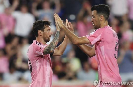 리오넬 메시와 세르히오 부스케츠. 사진[게티이미지/AFP=연합뉴스]