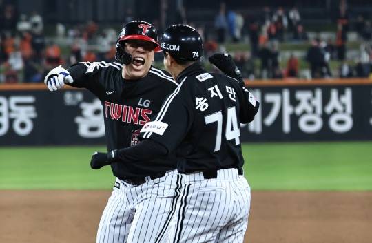 역전 2루타 친 LG 김현수. 사진[연합뉴스]