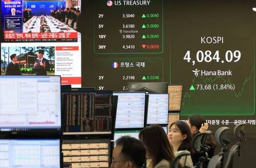 29일 서울 중구 하나은행 본점에서 직원들이 증시와 환율을 모니터하고 있다. [사진 = 연합뉴스]