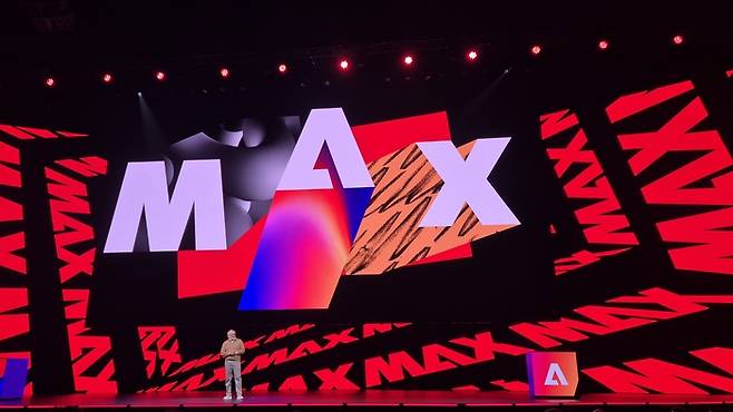 샨타누 나라옌 어도비 최고경영자(CEO)가 28일(현지시간) 미국 캘리포니아주 로스앤젤레스(LA)에서 열린 ‘어도비 맥스 2025’에서 오프닝 키노트 스피치를 하고 있다. <로스엔젤레스 고민서 기자>