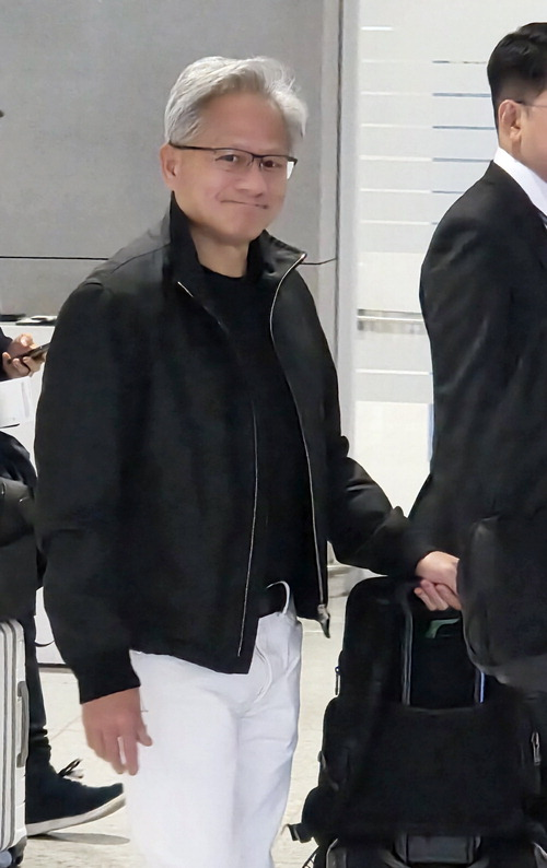 아시아태평양경제협력체(APEC) 정상회의를 계기로 15년 만에 한국을 공식 방문한 젠슨 황 엔비디아 CEO가 30일 오후 인천공항을 통해 입국하고 있다. [연합뉴스]