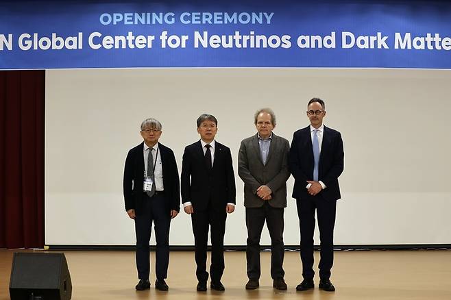 30일(목) 기초과학연구원(IBS) 과학문화센터에서 ‘IBS-INFN 중성미자 암흑물질 센터’ 개소식이 개최됐다. 행사에 참석한 IBS 관계자 및 이탈리아 국립핵물리연구소 산하 그란사소 국립연구소 대표단이 기념 촬영을 하고 있다. 왼쪽부터 김영덕 지하실험 연구단장, 노도영 IBS 원장, 알도 이안니 그란사소 연구소 국제협력 책임자, 마씨모 파세라 주한 이탈리안 대사관 과학참사관.[IBS 제공]