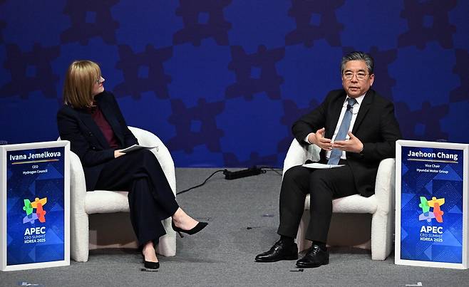 이바나 제멜코바 글로벌 수소위원회 최고경영자(CEO·왼쪽)와 장재훈 현대자동차 부회장이 30일 경북 경주시 경주예술의전당에서 열린 아시아태평양경제협력체(APEC) 정상회의 CEO 서밋에서  토론하고 있다.    경주 한주형 기자