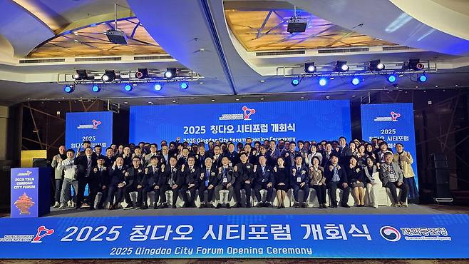 23개국 젊은 한상들이 중국 칭다오에서 열린 YBLN 시티포럼 개막식에서 기념촬영을 하고 있다. 포럼은 31일까지 열린다. YBLN