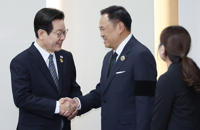 이재명 대통령과 아누틴 찬위라꾼 태국 총리가 30일 경북 경주 아시아태평양경제협력체(APEC) 정상회의장에서 정상회담을 앞두고 악수를 나누고 있다. [경주 김호영 기자]