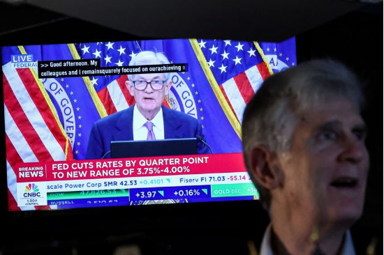 29일(현지시간) 미국 뉴욕 뉴욕증권거래소의 TV 화면에 제롬 파월 미국 연방준비제도이사회 의장의 연준 금리 인하 발표 후 기자회견이 중계되고 있다. (사진=로이터연합뉴스)