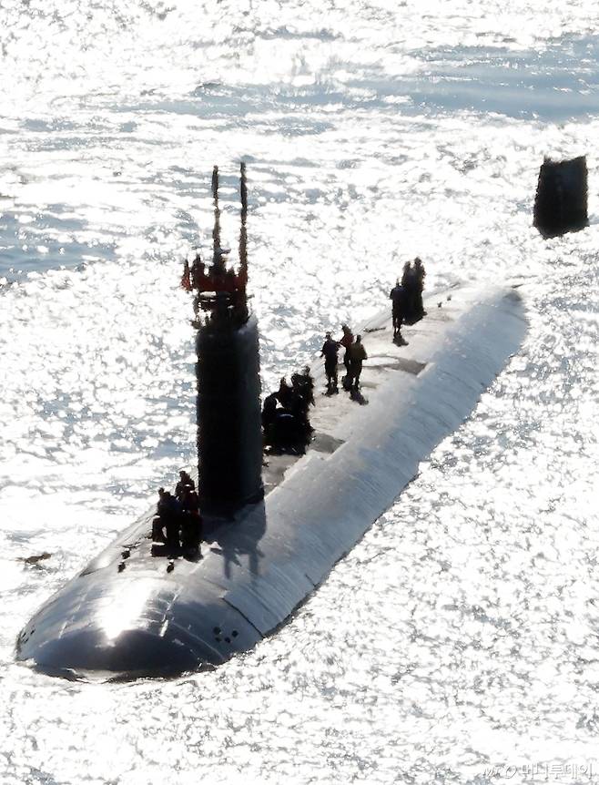 미국 해군의 로스앤젤레스급 핵추진 잠수함인 '알렉산드리아함'(SSN-757·6900t급)이 10일 오전 부산 남구 해군작전사령부 부산작전기지에 입항하고 있다. 국내에 처음 입항하는 이 잠수함은 길이 110m, 폭 10m, 승조원 140여 명이며, 잠수한 채 시속 45㎞ 이상의 속도로 항해할 수 있는 것으로 알려졌다. / 사진=뉴시스