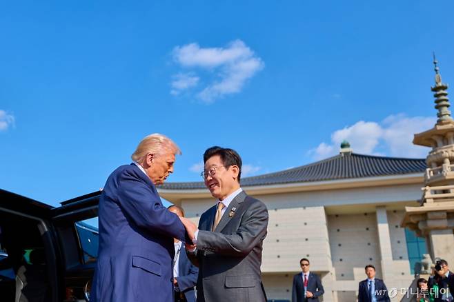 [경주=뉴시스] 고범준 기자 = 이재명 대통령이 29일 경북 경주박물관에 도착한 도널드 트럼프 미국 대통령을 만나 악수를 하고 있다. (사진=대통령실 제공) 2025.10.29. photo@newsis.com *재판매 및 DB 금지 /사진=