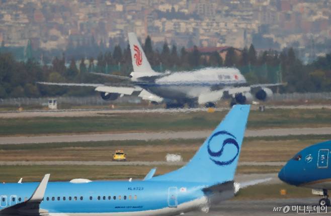 (부산 로이터=뉴스1) 김지완 기자 = 30일 아시아태평양경제협력체(APEC) 정상회의 참석차 국빈 방한한 시진핑 중국 국가주석의 중국국제항공 전용기가 부산 김해국제공항에 착륙한 모습.2025.10.30  ⓒ 로이터=뉴스1  Copyright (C) 뉴스1. All rights reserved. 무단 전재 및 재배포,  AI학습 이용 금지. /사진=(부산 로이터=뉴스1) 김지완 기자