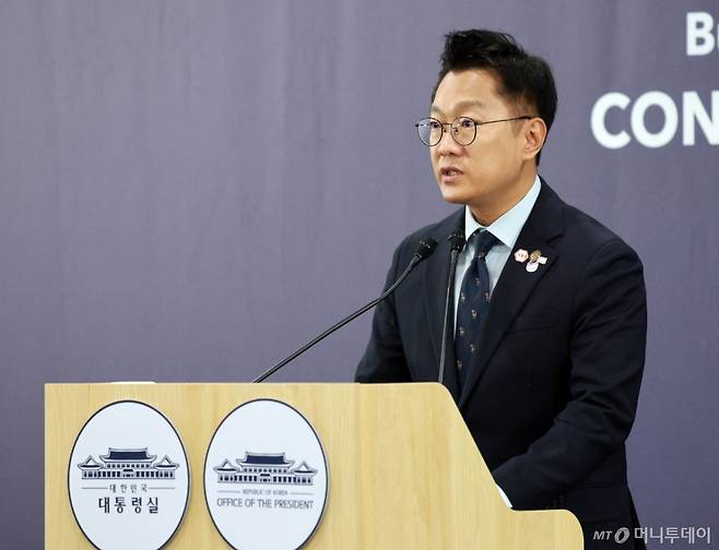 [경주=뉴시스] 고범준 기자 = 김남준 대변인이 30일 경북 경주 국제미디어센터(IMC) 중앙기자실에서 한-캐나다 정상회담 관련 브리핑을 하고 있다. 2025.10.30. bjko@newsis.com /사진=고범준