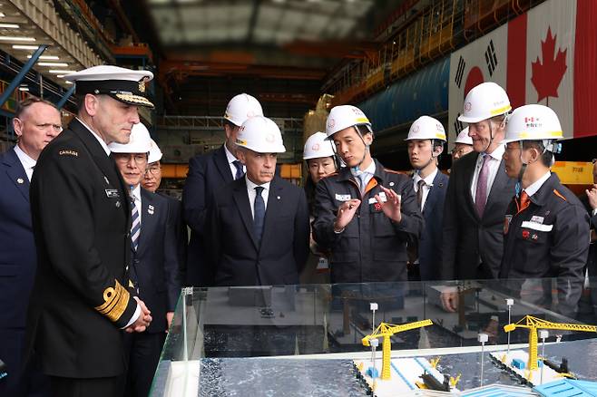 김동관 한화그룹 부회장(앞줄 왼쪽 세번째)이 마크 카니 캐나다 총리(앞줄 왼쪽 두번째)에게 캐나다 현지에 설치하고자 하는 잠수함 유지보수 시설·설비에 대해 설명하고 있다. /사진=한화