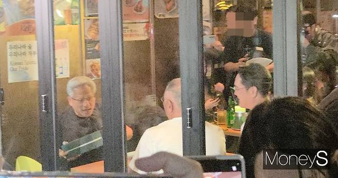 30일 오후 서울 강남구 삼성동 깐부치킨에서 젠슨 황 엔비디아 CEO(왼쪽)가 이재용 삼성전자 회장(오른쪽)·정의선 현대차그룹 회장(가운데)과 마주 앉아 대화를 나누고 있다. 황 CEO가 선물을 건네며 환하게 웃는 모습이 포착됐다. /사진=김대영 기자