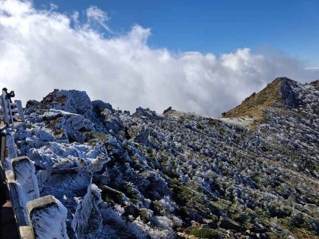 28일 올가을 첫 상고대 핀 한라산 백록담. 한라산국립공원관리소 제공