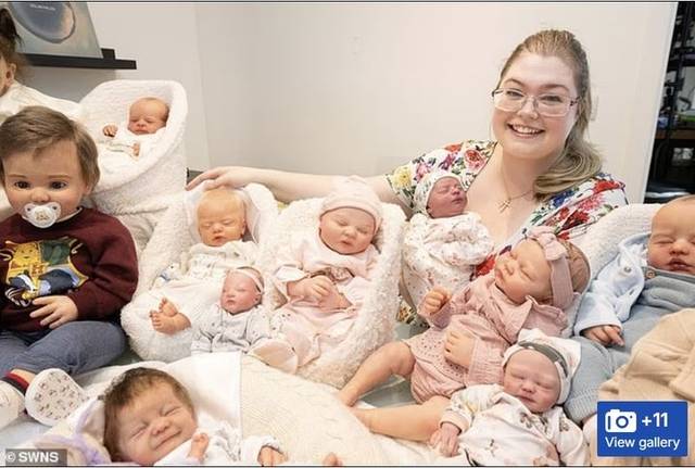 영국 런던에 사는 제스 엘리스(29)는 리본 인형 15개를 통해 ‘양육 연습’을 한다고 말한다. 그는 다낭성 난소 증후군으로 임신에 어려움을 겪은 뒤인 2020년에 처음으로 리본 인형에 관심을 갖게 됐다. 데일리메일 홈페이지 뉴시