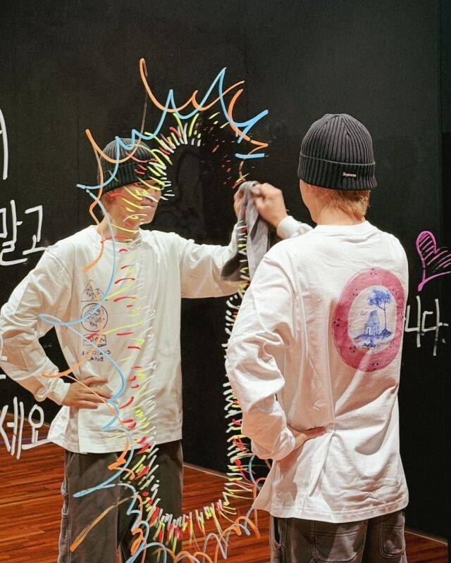 BTS 지민이 2년 만에 연습실의 낙서를 지웠다. / 지민 인스타그램