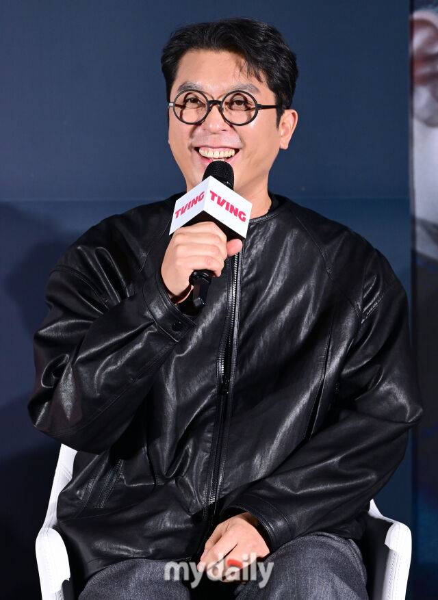 2025년 10월 30일 오후 서울 용산구 CGV 용산아이파크몰에서 열린 티빙 오리지널 시리즈 ‘친애하는 X’ 제작발표회가 열렸다. 이응복 감독이 인사하고 있다. / 유진형 기자(zolong@mydaily.co.kr)