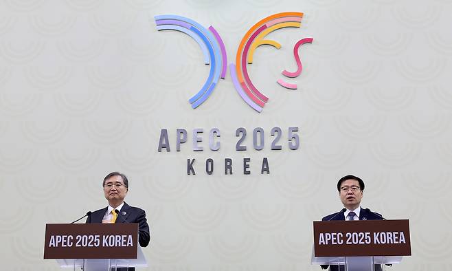 조현(왼쪽) 외교부 장관과 여한구 산업통상자원부 통상교섭본부장이 30일 경북 경주시 2025 아시아태평양경제협력체(APEC) 정상회의 국제미디어센터(IMC)에서 APEC 합동각료회의(AMM) 기자회견을 하고 있다. 경주=임세준 기자