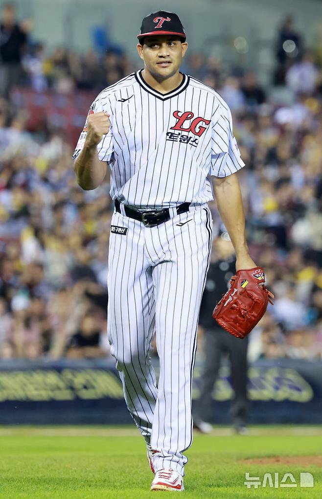 [서울=뉴시스] 이영환 기자 = 1일 오후 서울 송파구 잠실야구장에서 열린 2025 KBO 리그 NC 다이노스와 LG 트윈스의 경기, 2회초 2사 1루에서 NC 김형준을 3루수 땅볼로 잡은 LG 선발 치리노스가 기뻐하고 있다. 2025.10.01. 20hwan@newsis.com
