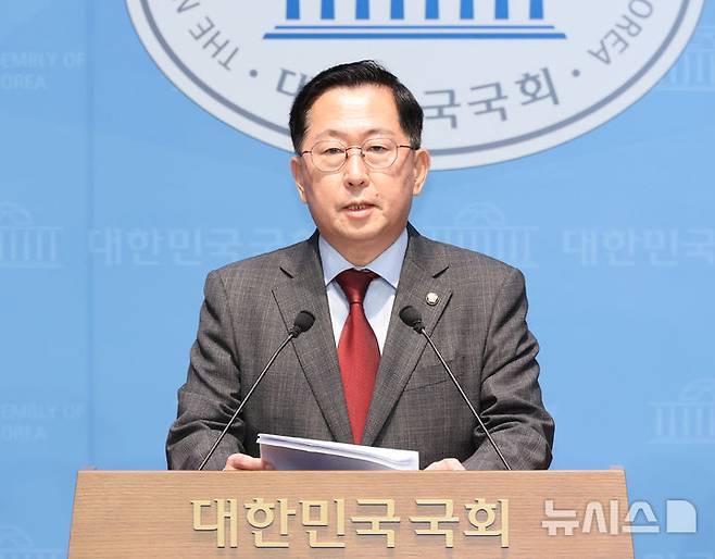 [서울=뉴시스] 김금보 기자 = 유용원 국민의힘 의원이 16일 오전 서울 여의도 국회 소통관에서 반복되는 '군 모의탄 폭발사고'와 관련해 기존 모의탄 전수조사 및 안전성 확보 신규 모의탄 개발 착수 등을 촉구하는 기자회견을 하고 있다. 2025.09.16. kgb@newsis.com