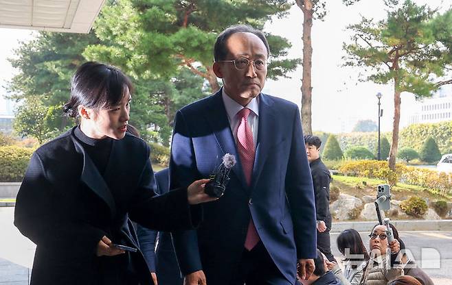 [서울=뉴시스] 김선웅 기자 = 추경호 국민의힘 의원이 30일 서울 서초구 서울고등검찰청에 위치한 조은석 내란특검에서 진행되는 1차 피의자 소환조사에 출석하고 있다. 2025.10.30. mangusta@newsis.com