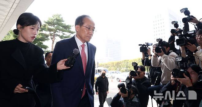 [서울=뉴시스] 김선웅 기자 = 추경호 국민의힘 의원이 30일 서울 서초구 서울고등검찰청에 위치한 조은석 내란특검에서 진행되는 1차 피의자 소환조사에 출석하고 있다. 2025.10.30. mangusta@newsis.com