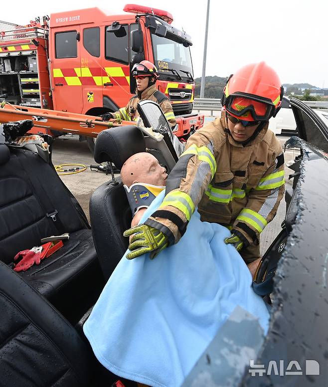 [오산=뉴시스] 김종택 기자 = 30일 경기 오산화성 고속도로 서오산 톨게이트에서 '2025년 재난대응 안전한국훈련'이 진행되고 있다.이번 훈련은 겨울철 폭설 및 결빙으로 인한 고속도로 다중 추돌사고와 인근 다중밀집시설에서의 대형화재 발생 상황을 가정해 실시됐다. 2025.10.30. jtk@newsis.com