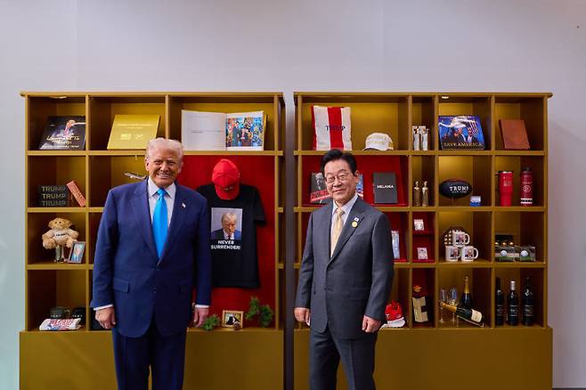 [경주=뉴시스] 고범준 기자 = 이재명 대통령과 도널드 트럼프 미국 대통령이 29일 경북 경주박물관에서 정상회담을 앞두고 트럼프 굿즈 전시품을 관람한 뒤 기념촬영을 하고 있다. (사진=대통령실 제공) 2025.10.29. photo@newsis.com *재판매 및 DB 금지