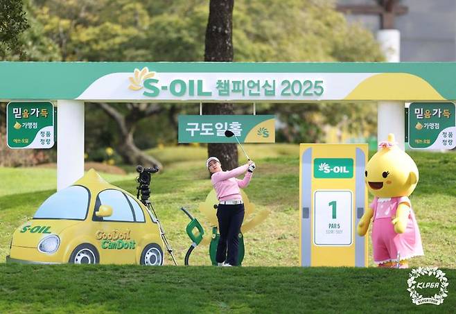 [서울=뉴시스] 30일 제주 엘리시안 제주CC에서 열린 S-OIL 챔피언십 2025 1라운드 1번홀에서 최가빈이 티샷을 하고 있다. (사진=KLPGA 제공) 2025.10.30. photo@newsis.com *재판매 및 DB 금지