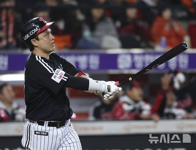 [대전=뉴시스] 김근수 기자 = 30일 대전 중구 한화생명볼파크에서 열린 2025 KBO 한국시리즈 4차전 LG 트윈스와 한화 이글스의 경기, 9회초 무사 주자 1루 상황에서 LG 박동원이 2점 홈런을 치고 있다. 2025.10.30. ks@newsis.com