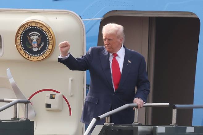 방한 일정 마치고 출국하는 트럼프 대통령. 연합뉴스