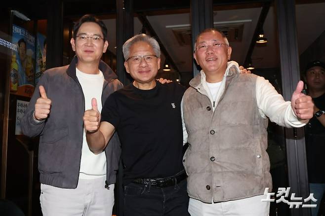 이재용 삼성전자 회장(왼쪽부터)과 젠슨 황 엔비디아 최고경영자(CEO), 정의선 현대차그룹 회장이 30일 저녁 서울 삼성동의 한 치킨집에서 '치맥' 회동을 마친 후 인사를 하고 있다. 류영주 기자