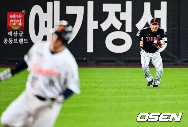 [OSEN=대전, 지형준 기자] 29일 대전시 중구 부사동 대전한화생명볼파크에서 2025 신한 SOL Bank KBO리그 포스트시즌 한국시리즈 3차전 한화 이글스와 LG 트윈스의 경기가 진행됐다.이날 경기에 한화는 폰세를, LG는 손주영을 선발투수로 내세웠다. 2회말 1사 1,2루에서 LG 김현수가 한화 최재훈의 좌전 안타에 실책을 범하며 선제 실점을 허용하고 있다. 2025.10.29 /jpnews@osen.co.kr