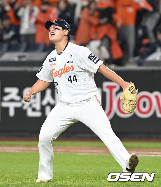 [OSEN=대전, 손용호 기자] 프로야구 한화 이글스가 극적인 역전승으로 반격에 성공했다.&nbsp;한화는 29일 대전 한화생명볼파크에서 열린 2025 신한 SOL뱅크 KBO 한국시리즈 3차전 LG 트윈스와의 경기에서 7-3 역전승을 거뒀다. 1차전과 2차전을 모두 내준 한화는 이날 승리로 시리즈 전적 1승 2패 추격을 시작했다.&nbsp;경기를 마치고 한화 김서현이 승리를 기뻐하고 있다.  2025.10.29 /spjj@osen.co.kr