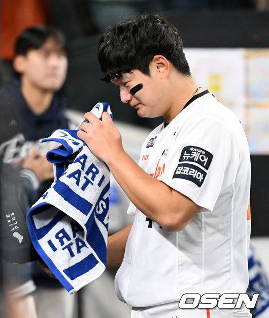 [OSEN=대전, 이대선 기자] 프로야구 한화 이글스가 극적인 역전승으로 반격에 성공했다.&nbsp;한화는 29일 대전 한화생명볼파크에서 열린 2025 신한 SOL뱅크 KBO 한국시리즈 3차전 LG 트윈스와의 경기에서 7-3 역전승을 거뒀다. 1차전과 2차전을 모두 내준 한화는 이날 승리로 시리즈 전적 1승 2패 추격을 시작했다.&nbsp;경기 종료 후 한화 김서현이 더그아웃에서 눈물을 흘리고 있다. 2025.10.29 /sunday@osen.co.kr