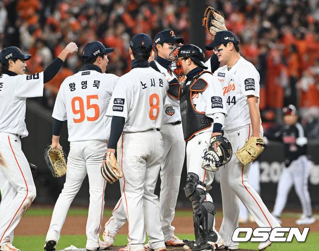 [OSEN=대전, 손용호 기자] 프로야구 한화 이글스가 극적인 역전승으로 반격에 성공했다.&nbsp;한화는 29일 대전 한화생명볼파크에서 열린 2025 신한 SOL뱅크 KBO 한국시리즈 3차전 LG 트윈스와의 경기에서 7-3 역전승을 거뒀다. 1차전과 2차전을 모두 내준 한화는 이날 승리로 시리즈 전적 1승 2패 추격을 시작했다.&nbsp;경기를 마치고 한화 선수들이 승리의 기쁨을 나누고 있다.  2025.10.29 /spjj@osen.co.kr